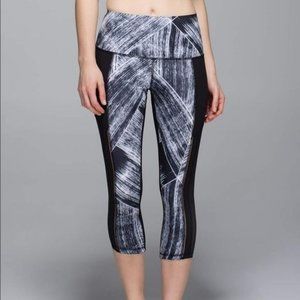Lululemon cropped leggings Hot to Street Heatwave Mesh Inset, Size 2